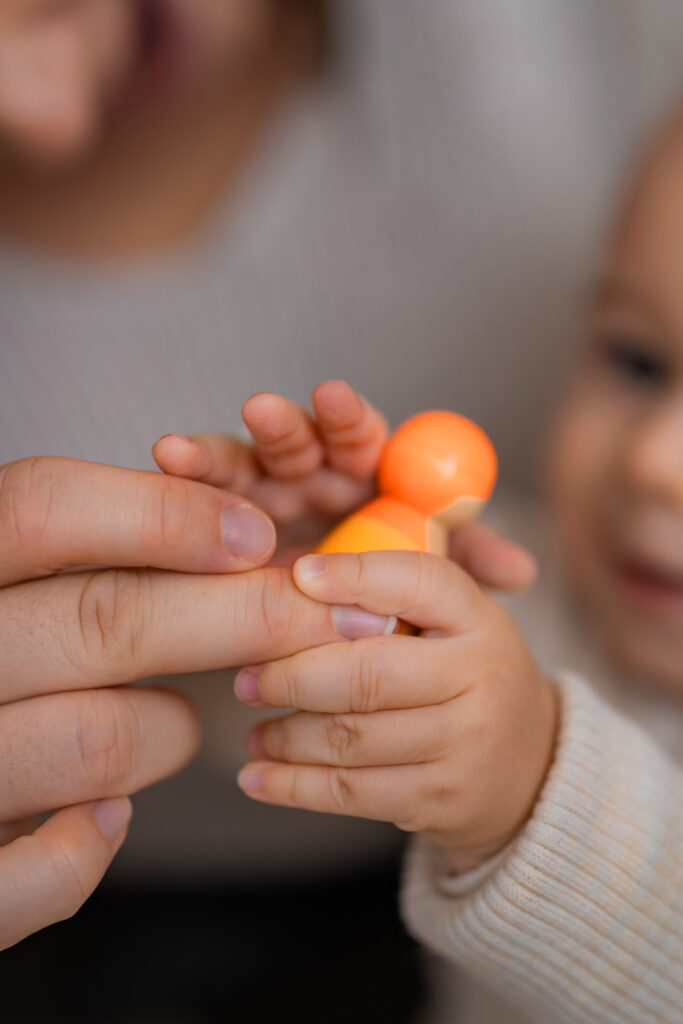Detailaufnahme von Händen bei einem Babyshooting im Tageslichtatelier in Kreuzwertheim