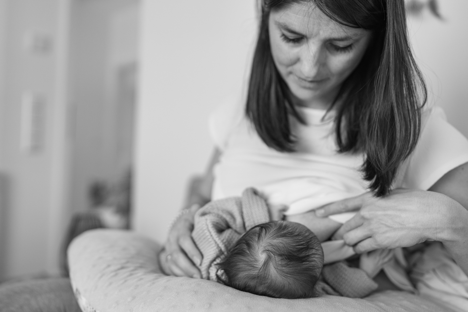 Mutter stillt ihr Baby bei einer Wochenbettreportage in Würzburg