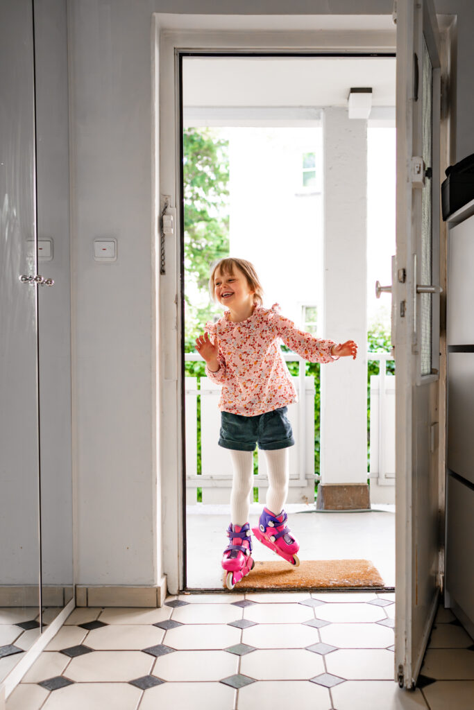Kind kommt auf Inline skates in die Wohnung gefahren bei einer Homestory in Würzburg